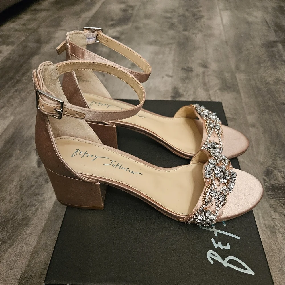 NWT Betsey Johnson Mel Rhinestone Champagne Block Heel Pumps - Picture 3 of 10